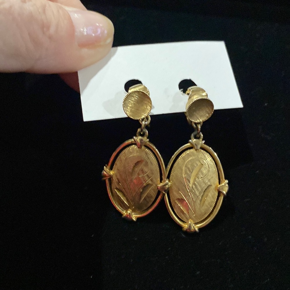 J18) Vintage GOLD Clip Earring EUC